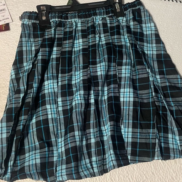🔴 3/$12Girl’s Disney Descendants skirt. NWT! - Picture 4 of 5